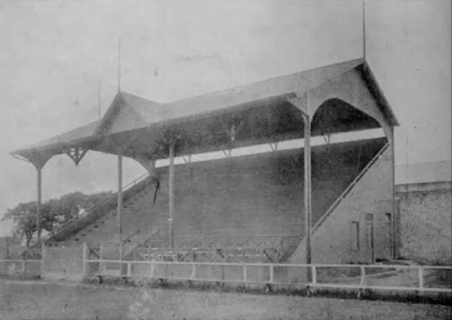 La tribuna oficial del Gasómetro en 1922.