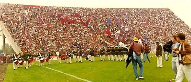 Inauguración del Nuevo Gasómetro: bandas con bombos en la cancha frente a la tribuna llena