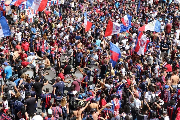 Hinchas con bombos y banderas en la Legislatura