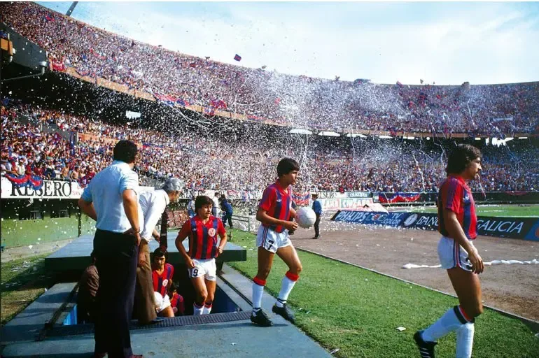 San Lorenzo saliendo a la cancha de River en la B, en 1982, con la tribuna llena
