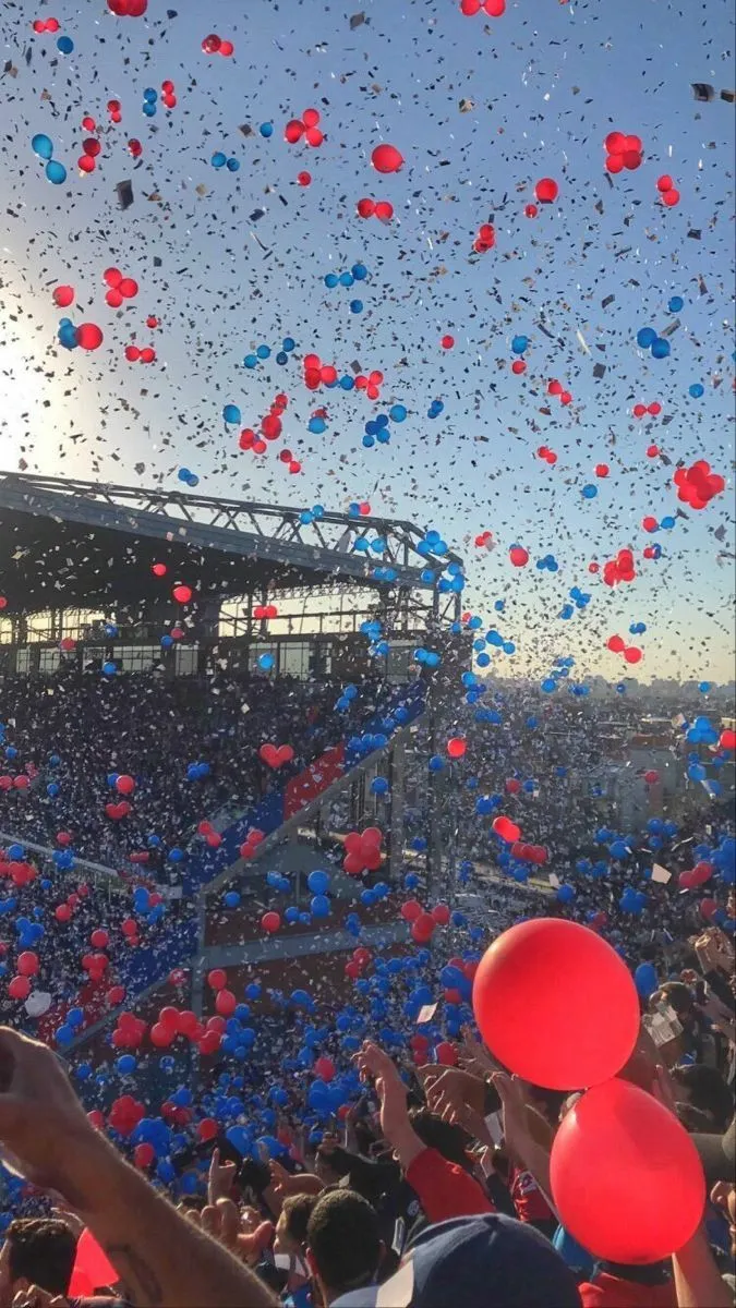 Globos azules y rojos y papelitos en una tribuna de San Lorenzo