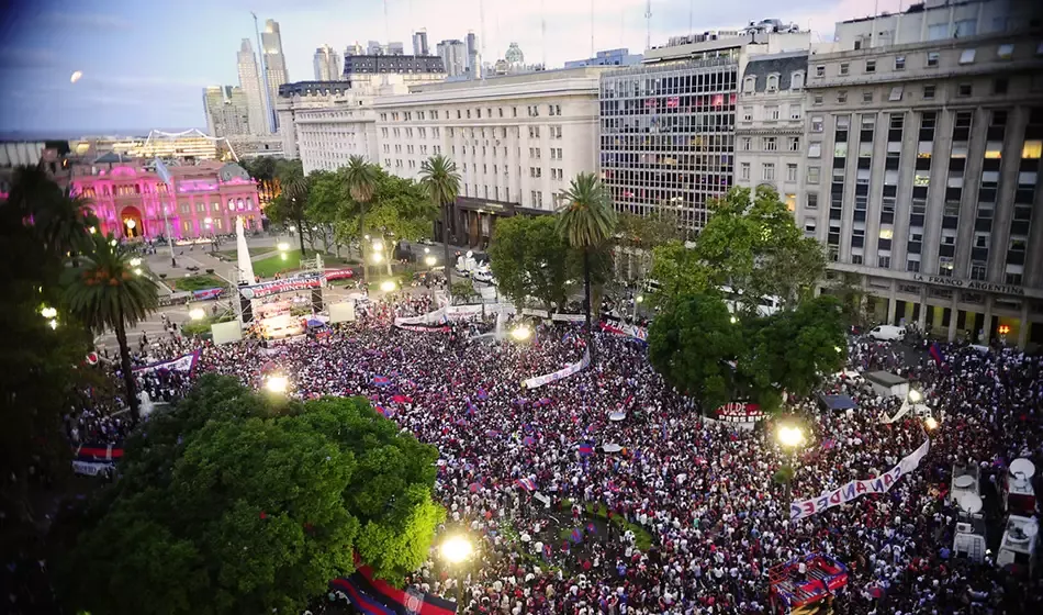 La multitud de hinchas en Plaza de Mayo