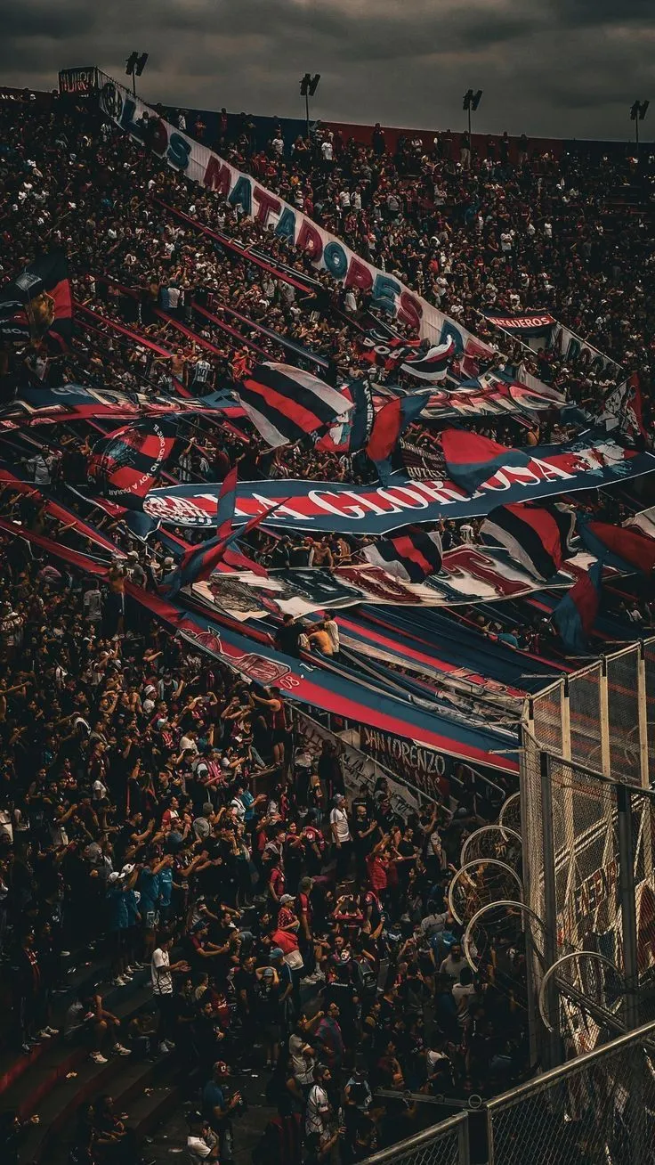 Banderas y trapos de La Gloriosa Butteler en la popular