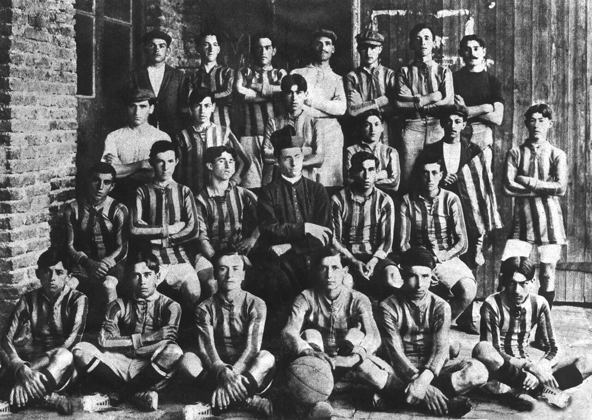 Uno de los primeros equipos de San Lorenzo, con el padre Massa en el centro (fecha aproximada: hacia 1908).