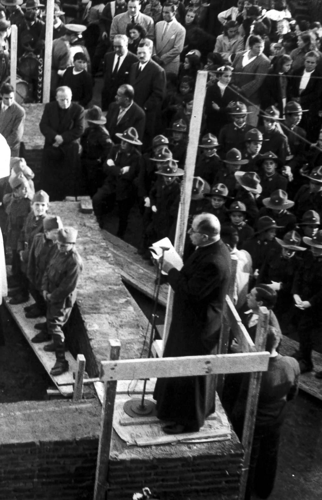 Bendiciendo el comienzo de la obra del Templo de Don Bosco, el 14 de junio de 1947.