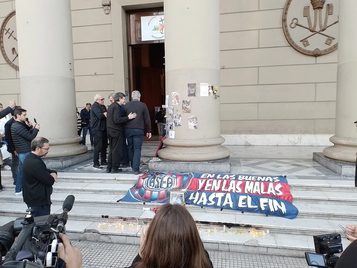 Una bandera de San Lorenzo en el homenaje al papa Francisco, en abril de 2025: «En las buenas y en las malas, hasta el fin».