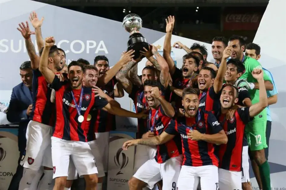 San Lorenzo festejando el título Supercopa Argentina 2015